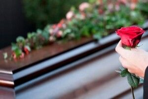 Жінка провела репетицію власних похоронів: з катафалком і труною (Відео)