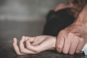 Росіянин побив і намагався зґвалтувати рівнянку