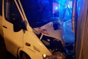У Нововолинську «Мерседес» врізався у стіну  