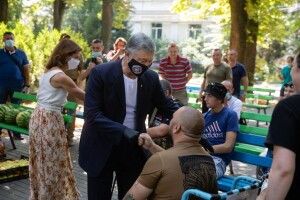Подружжя Порошенків відвідало у госпіталі розвідника, який намагався врятувати морпіха Журавля