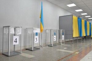 День тиші: у Рівному затримали понад півсотні киян, які поширювали «чорний піар» на одного з кандидатів у мери