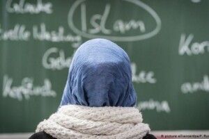 Австрійці заборонять хіджаб для школярок до 14 років