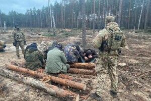 Правоохоронці Рівненщини спіймали 13 «бурштинових» старателів (Фото)