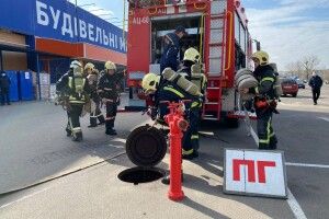 Луцькі пожежники евакуювали людей з «Епіцентру» (Відео)