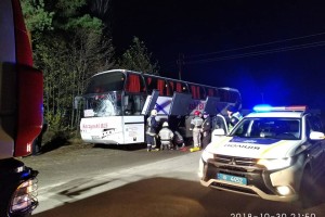 Тіло загиблого скутериста з-під автобуса діставали рятувальники