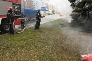 Бабуся підпалила величезну ялинку посеред міста, коли намагалася зігрітися (Відео)