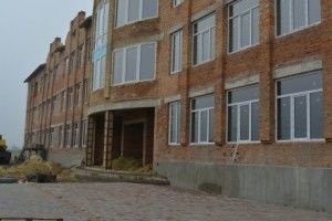 Коли завершать будівництво школи в Любохинах? 