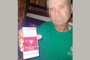 На Рівненщині 55-річний чоловік розповсюджував заборонену символіку комуністичного режиму