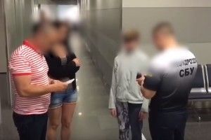Правоохоронці затримали в аеропорту двох українок, яких відправляли до Чехії (Відео)