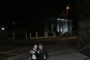 У Луцьку хлопець і дівчина вкрали з будівлі прапор. Їх записали камери (Відео)