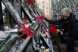 До влади прийшов Антимайдан, але ми здатні захистити Україну – Порошенко під час вшанування Героїв Небесної Сотні