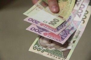 Жінка, яка називала себе поштаркою, виманювала гроші у пенсіонерів