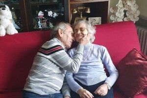 Чоловік щодня грав на акордеоні під стінами госпіталю, де лежала його дружина