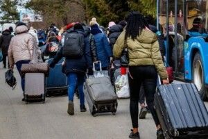 Жінок з дітьми та літніх людей просять ще не повертатися у Київ