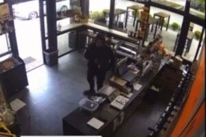 Лучанин у магазині поцупив банку з чайовими