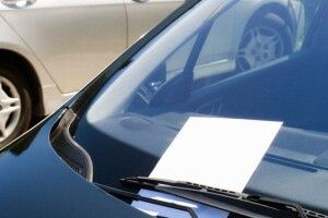 У центрі Луцька дівчині на автівці невідомий залишив... записку (Фото)