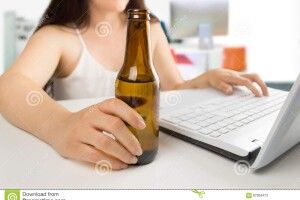 Зеленського просять дозволити випивати на роботі  «для настрою» пів літра пива 