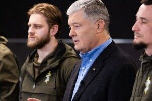Порошенко пропонує передати «ковідну» тисячу на закупівлю бронежилетів, кевларових шоломів та ліків для ЗСУ