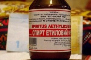Мінздоров закликає наляканих коронавірусом українців не пити спирт, а мити ним підлогу