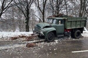 У Рівному водій вантажівки на швидкості зніс електроопору (Фото)