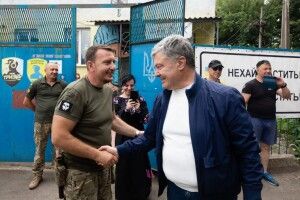 Тепла зустріч на Донбасі: Порошенко побував у Карлівці на традиційному патріотичному куліші (Фото)