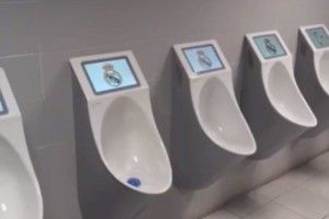 «Відливай» і вболівай: на «Сантьягу Бернабеу» пісуари обладнали телеекранами