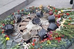 Вічний вогонь у Києві залили цементом
