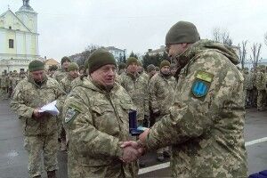 «Дякуємо, що живі!», – волиняни зустріли своїх захисників із фронту (Фото, відео)
