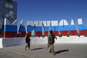 Окупанти виводять військову техніку з Маріуполя: куди прямують