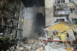 Російські ракети вночі зруйнували багатоповерхівку в Миколаєві: двоє людей загинуло