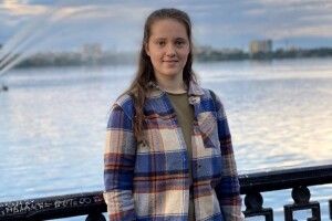 Юна волинянка шиє військову амуніцію для українських воїнів