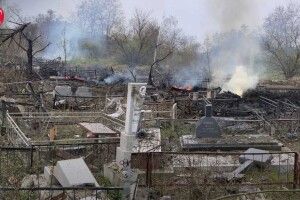 Обстріл Одеси: уламки ракети впали на кладовище, постраждала жінка