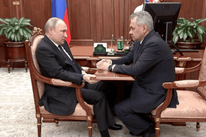 Короткий стіл, нервовий путін і Шойгу на монтажі: нараду президента рф висміяли в мережі