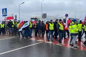 На кордоні у чергах на в’їзд в Україну очікують понад 2 тисячі вантажівок