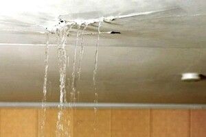 Вода текла з 9-го по 4-й поверх: у Рівному затопило 10 квартир