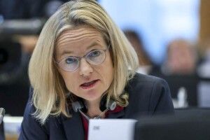 Віола фон Крамон: заборона для Порошенка брати участь в Мюнхенській конференції – це «нездоровий процес» 
