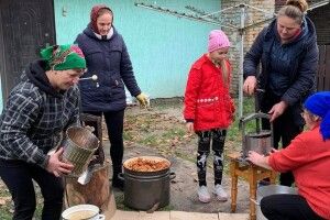 «Сік від Чарівниць, щоб захищав від куль захисників та захисниць» готують на Рівненщині для ЗСУ 