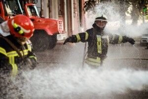 Двох пожежників облили водою і відправили на пенсію (Фото)