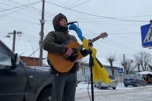 Музикант із Полісся на вуличних концертах зібрав майже 800 000 гривень для ЗСУ (Відео)