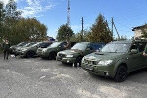 У Шацькій громаді волонтери з Норвегії передали 9 авто для ЗСУ