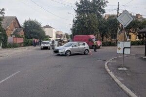 У Рівному мадам на «Fiat Doblo» влаштувала ДТП