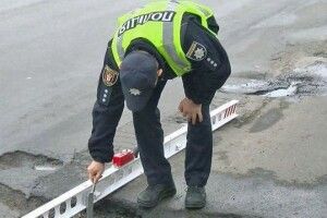 На Набережній в Луцьку – ями глибиною у 14 см