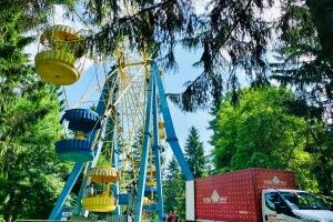 Коли запрацює після поломки колесо огляду у луцькому парку (Фото)