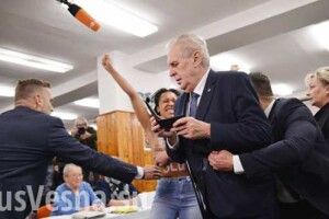 Активістка Femen напала на президента Чехії Мілоша Земана на виборчій дільниці (відео)