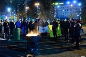 Увечері лучани вийшли на площу відзначити річницю Революції Гідності