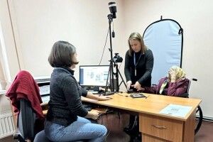 На Волині 93-річна жінка у візку отримала новий паспорт (Фото)