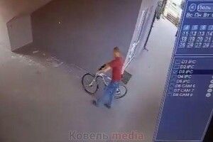 Вкрав і поїхав: просять впізнати волинянина, який поцупив з церкви велосипед (Відео)