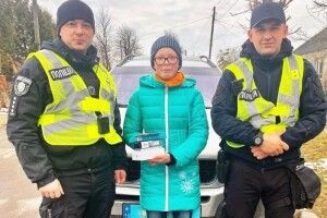 Поліцейські подарували 13-річній дівчинці з Рівненщини перший у житті мобільний телефон