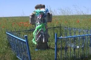 У селі на Волині селяни вірять у чудодійність кам’яного хреста, який постійно збільшується в розмірах (Відео)