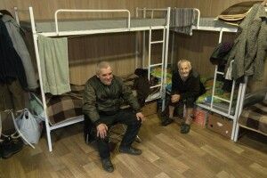 Гарячий обід і чиста постіль: як у Луцьку допомагають безхатченкам (Відео)
